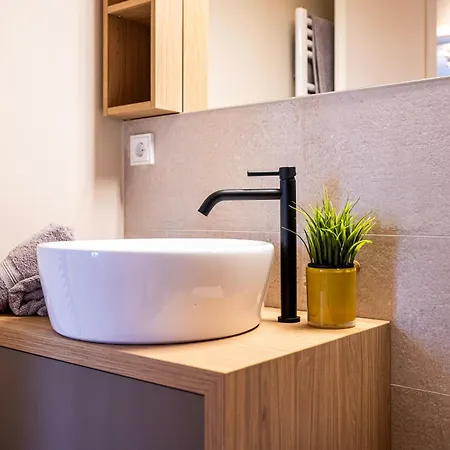 Von Spears - Edles Design Mit Balkon Und Kostenloser Tiefgarage Im Neuseenland Appartement