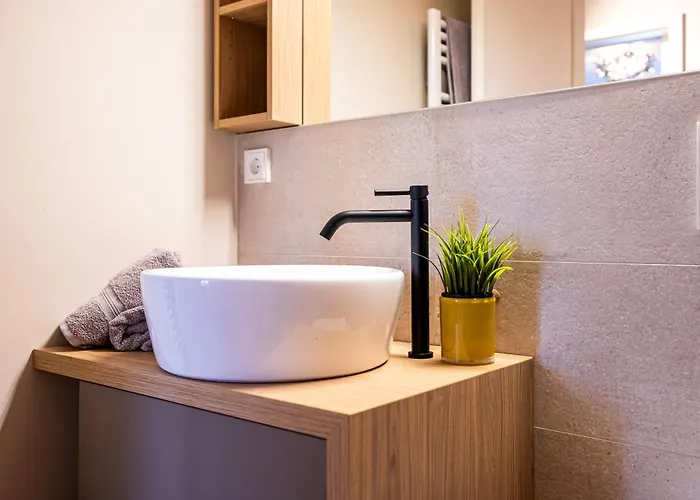 Von Spears - Edles Design Mit Balkon Und Kostenloser Tiefgarage Im Neuseenland Apartment